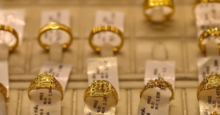 تم التحديث الساعة 09:23 صباحاً، 5 يوليو 2026: أسعار الذهب لم تتغير، وجميع العلامات التجارية تحافظ على نفس السعر كما كان بالأمس.