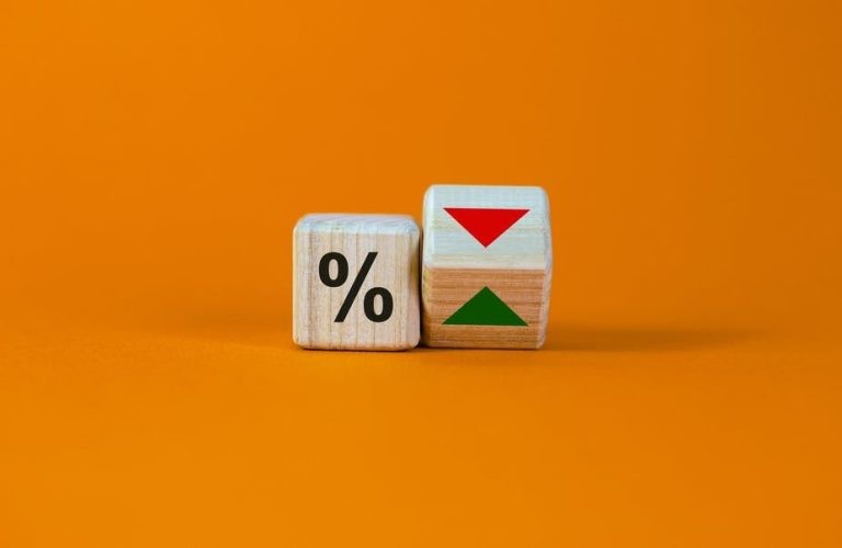 حرب ترامب على إيران سترفع أسعار الفائدة العالمية لسنوات