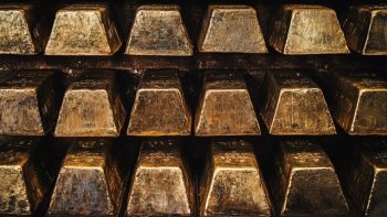 خفض بنك جيه بي مورغان بشكل غير متوقع توقعاته لسعر الذهب من 6000 دولار إلى 4500 دولار للأونصة.