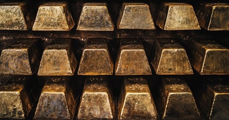 خفض بنك جيه بي مورغان بشكل غير متوقع توقعاته لسعر الذهب من 6000 دولار إلى 4500 دولار للأونصة.