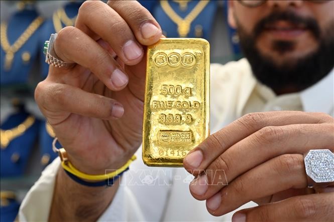 خفض بنك جيه بي مورغان توقعاته لسعر الذهب وسط مخاوف من أن يقوم الاحتياطي الفيدرالي برفع أسعار الفائدة قريباً.