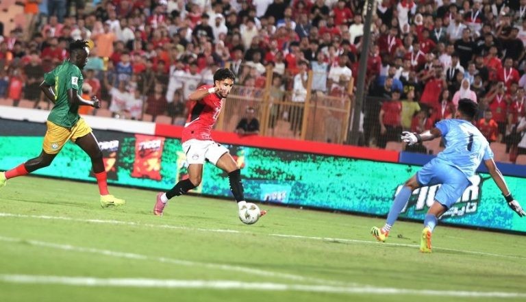 رامي ربيعة مدافعًا عن مرموش: "لازم يكون أناني"...