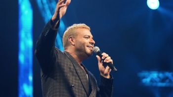 رامي صبري يشعل أبوظبي بحفلين كاملي العدد وألبوم «القمر» يتصدر التريند