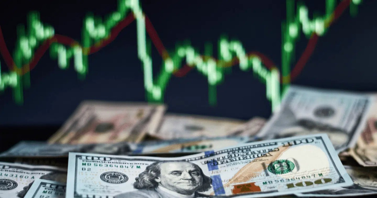 سعر صرف الدولار الأمريكي اليوم (12 يوليو): يتذبذب الدولار الأمريكي وسط تأثير الاحتياطي الفيدرالي والتوترات في الشرق الأوسط.
