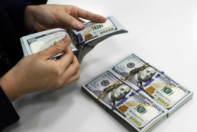 سعر صرف الدولار الأمريكي اليوم (14 يوليو): يحافظ الدولار الأمريكي على اتجاه تصاعدي طفيف بسبب تصاعد التوترات بين الولايات المتحدة وإيران.