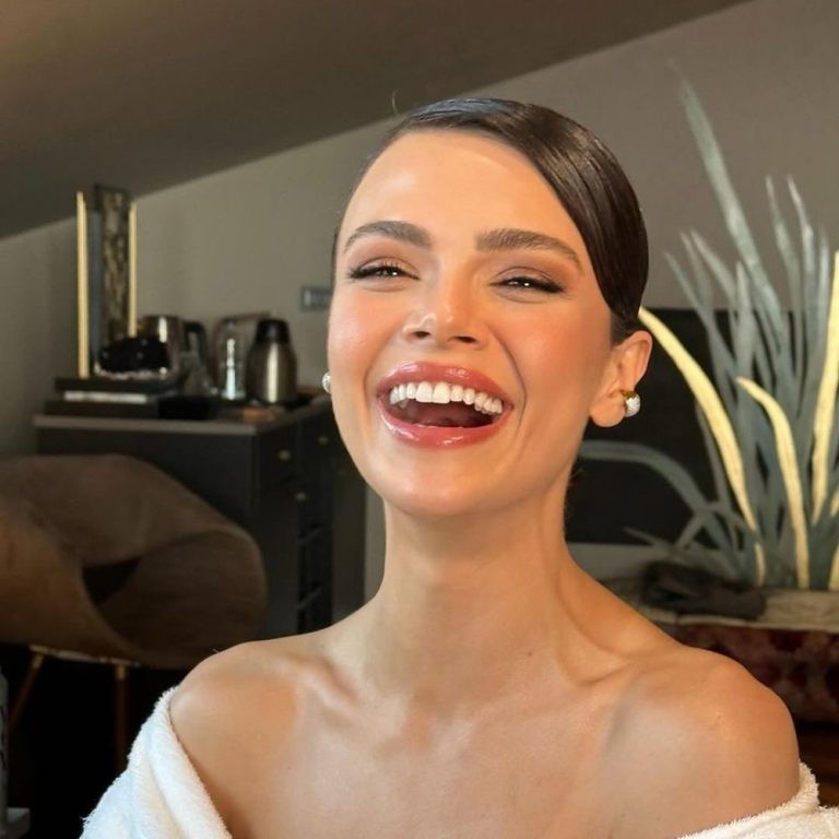 شقيقة نجمة مسلسل المدينة البعيدة "سينام أوسال" تصدم الجمهور.. لن تصدّق قوة الشبه بينهما