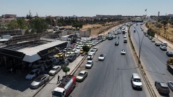طوابير طويلة أمام محطات الوقود.. والسورية للبترول: لا نقص في الكميات | أخبار