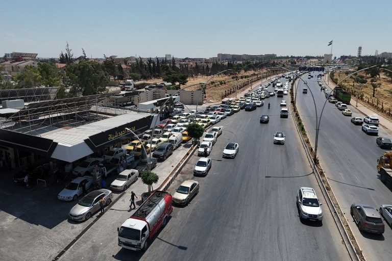 طوابير طويلة أمام محطات الوقود.. والسورية للبترول: لا نقص في الكميات | أخبار
