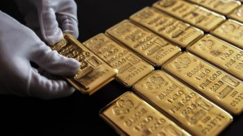 قام بنك OCBC بتخفيض توقعاته لسعر الذهب بشكل غير متوقع، مما أدى إلى انعكاسات غير متوقعة في السوق.