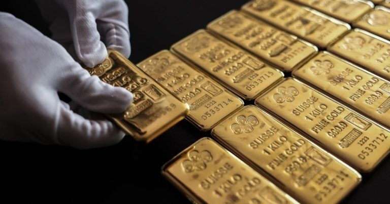 قام بنك OCBC بتخفيض توقعاته لسعر الذهب بشكل غير متوقع، مما أدى إلى انعكاسات غير متوقعة في السوق.