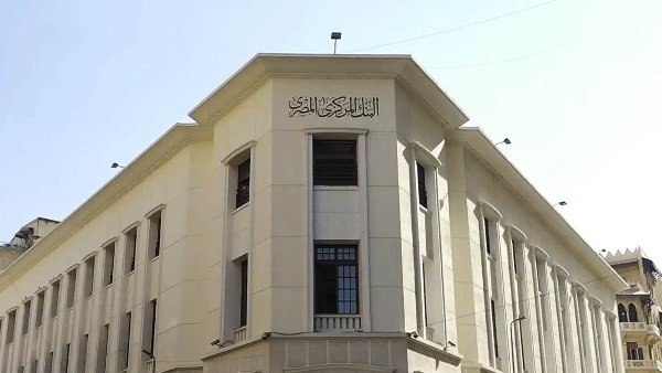 لماذا لم يخفض البنك المركزي أسعار الفائدة؟ رشاد عبده يجيب