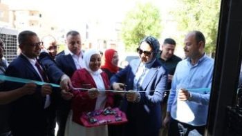 محافظ الوادي الجديد تفتتح منفذًا للسلع المخفضة وتوجه بالتوسع في القرى