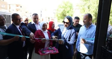 محافظ الوادي الجديد تفتتح منفذًا للسلع المخفضة وتوجه بالتوسع في القرى