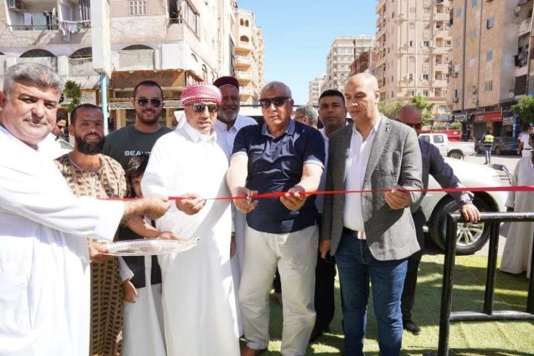 محافظ مطروح يفتتح سوق اليوم الواحد ويخفض سعر اللحوم إلى 300 جنيه | صور