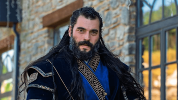 مسلسل الحب والعرش .. أكين أكينوزو يفاجئ الجمهور بإطلالة جديدة قبل العرض
