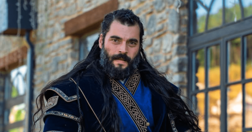 مسلسل الحب والعرش .. أكين أكينوزو يفاجئ الجمهور بإطلالة جديدة قبل العرض