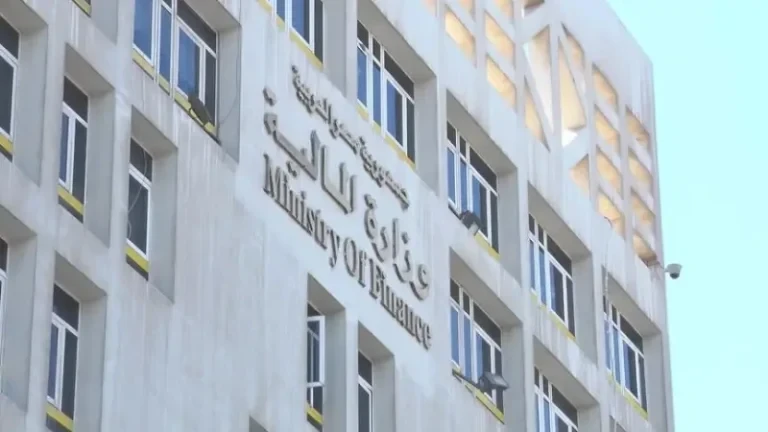 مصر تبدأ رسميًا تطبيق الزيادة الجديدة في الحد الأدنى للأجور للعاملين بالدولة