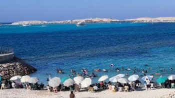 مصيف مطروح يتميز بتنوع المقاصد الشاطئية والمزارات الترفيهية والسياحية.. صور