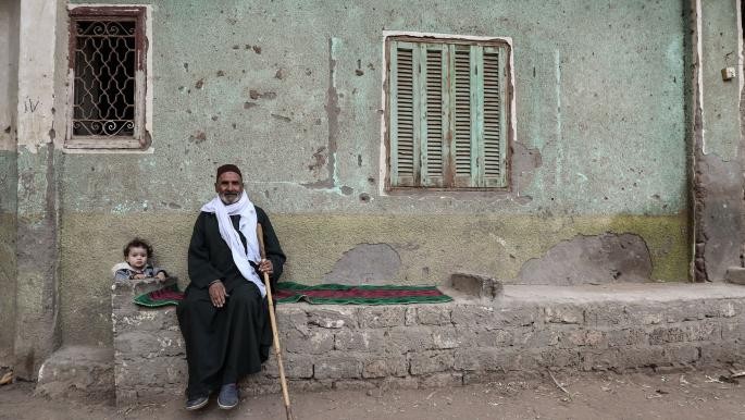 معاناة متقاعدي مصر في رحلة البحث الشاقة عن السيولة النقدية