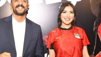 مي عمر بقميص منتخب مصر في عرض فيلم شمشون ودليلة مع العوضي