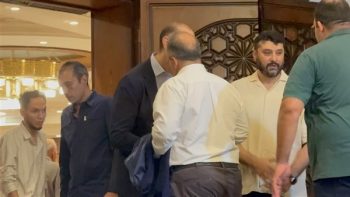 وسط حضور من الأهل والأصدقاء بدء مراسم عزاء والدة حسام الدين محمد