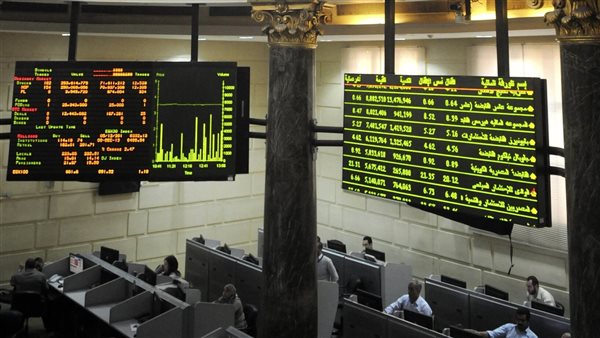 البورصة المصرية تتراجع بمستهل تعاملات الإثنين بضغط هبوط الأسهم القيادية