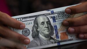 تراجع ملحوظ يهبط بالدولار إلى قرب أدنى مستوياته في 3 أشهر