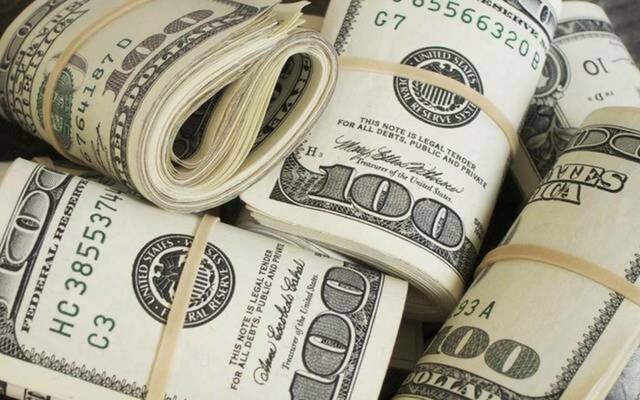 سعر الدولار مقابل الجنيه المصري يتراجع في 10 بنوك مع نهاية تعاملات الأحد