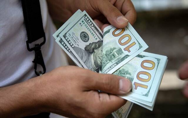 سعر الدولار مقابل الجنيه المصري يتراجع في 11 بنكاً مع نهاية تعاملات الاثنين