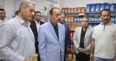 محافظ سوهاج يتفقد منفذ السلع الغذائية بميدان الثقافة بأسعار مخفضة للمواطنين