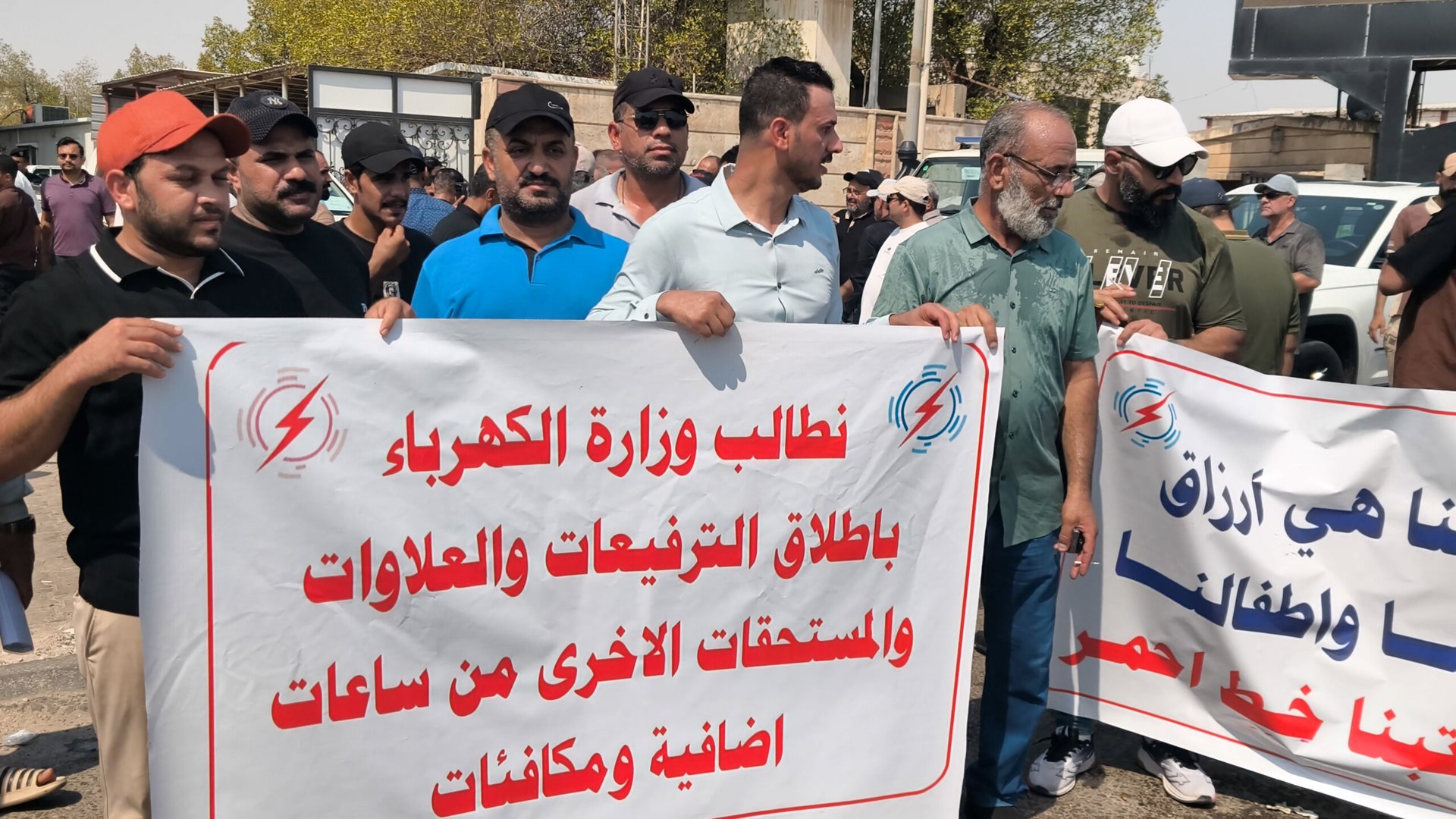موظفو كهرباء البصرة يجددون مطالباتهم بصرف الرواتب المتأخرة وتمليك قطع الأراضي