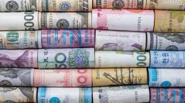 الدولار ينخفض في مستهل تداولات الخميس