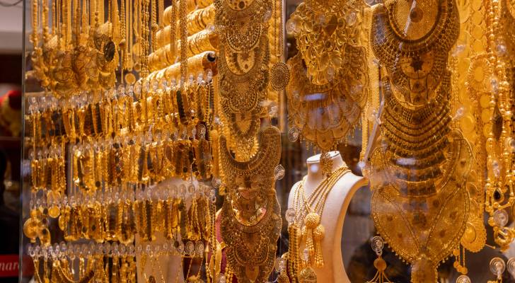 أسعار الذهب تتماسك قرب 4,500 دولار مع تراجع الدولار…