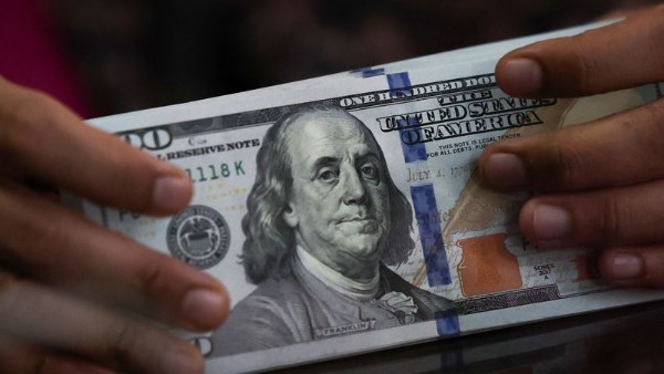 انخفاض سعر الدولار اليوم الأحد بمنتصف التعاملات