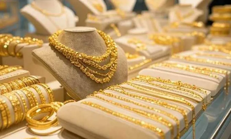 الفيدرالي يرفع الفائدة والذهب يصعد عالميًا.. ماذا يحدث؟