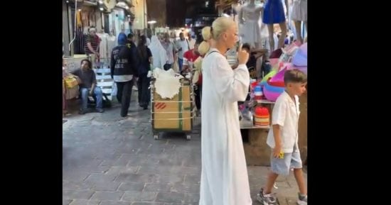 أرخص ملابس ومفروشات عرائس في الغورية.. كل حاجة من الإبرة للصاروخ (فيديو)