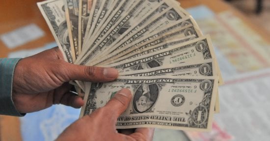 تراجع سعر الدولار مقابل الجنيه خلال منتصف تعاملات اليوم
